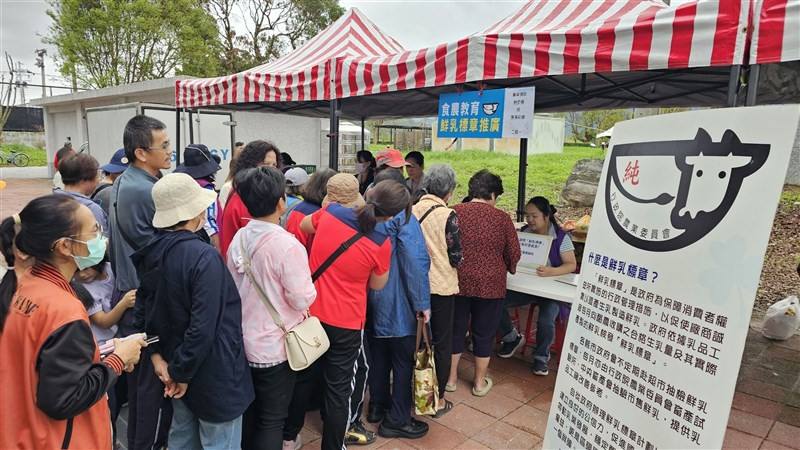 People gather in front of a tent promoting the fresh milk label at a weekend fair in Ruisui Township, Hualien County, in November 2024. File photo courtesy of Ruisui Township Office