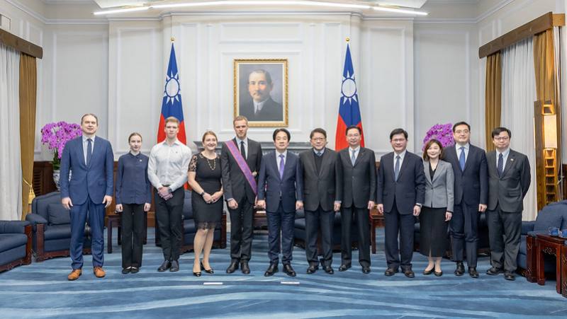 President Lai poses for a photo with former Lithuanian Foreign Minister Gabrielius Landsbergis and his wife Dr. Austėja Landsbergienė.