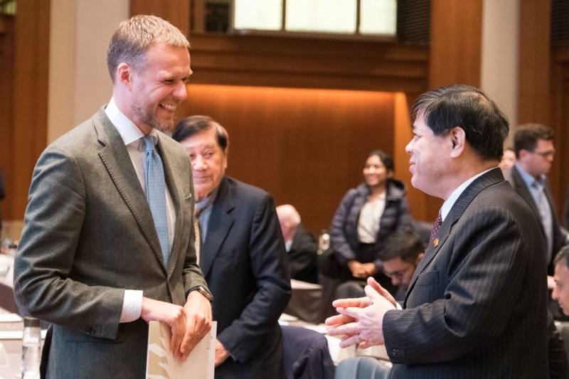 外交部常務次長陳立國與立陶宛前外交部長藍柏吉斯（Gabrielius Landsbergis）於演講會後交流