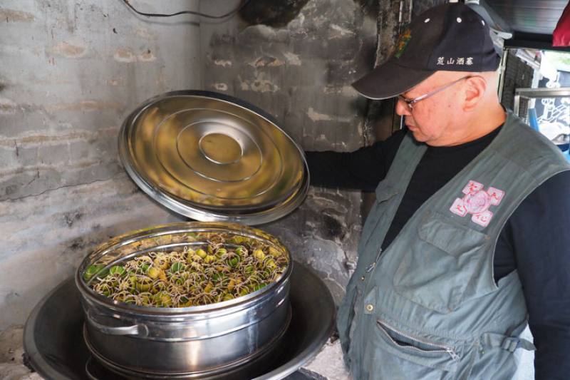 Liu Wei-ming has shared his “half-fruit tea” technique to enable elderly residents of Beipu’s Shuiqi Community to take part in tea-making activities. This has become part of the community’s microeconomy.​​