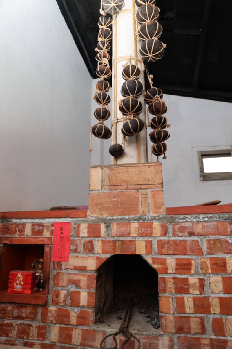 In days gone by, strings of bitter orange tea cakes were preserved by hanging them above a cooking stove, but today this is a rare sight in Hakka communities.​​