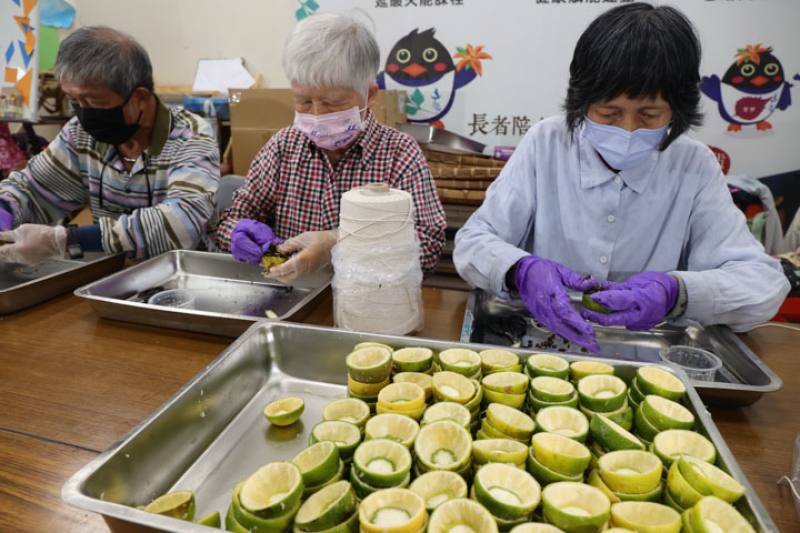 「半顆茶」是取半顆果實來做茶，也成為社區陪伴高齡長者的媒介，故又稱為「伴顆茶」