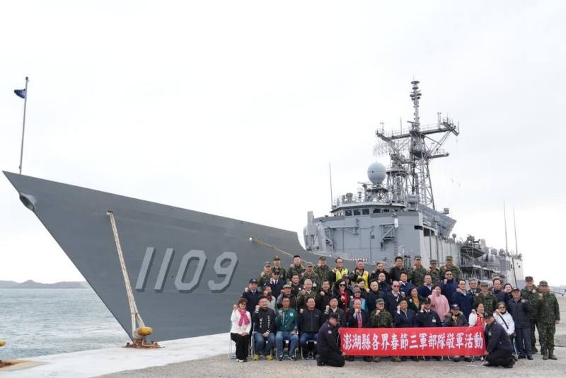 澎湖各界春節三軍部隊敬軍活動16日由縣長陳光復（2排左6）帶隊前往海軍146艦隊定海營區慰問國軍弟兄，並在艦艇前合影留念。（澎湖縣政府提供）