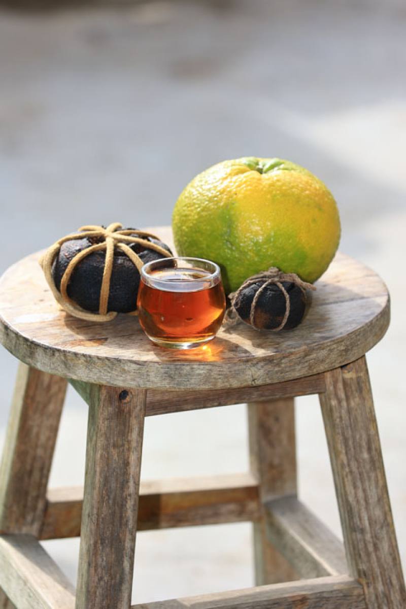 Hard, dark-colored cakes of bitter orange tea, made using a green-yellow fruit, produce amber-colored liquid tea. It offers the taste of sunshine, time, and Hakka culture.​​