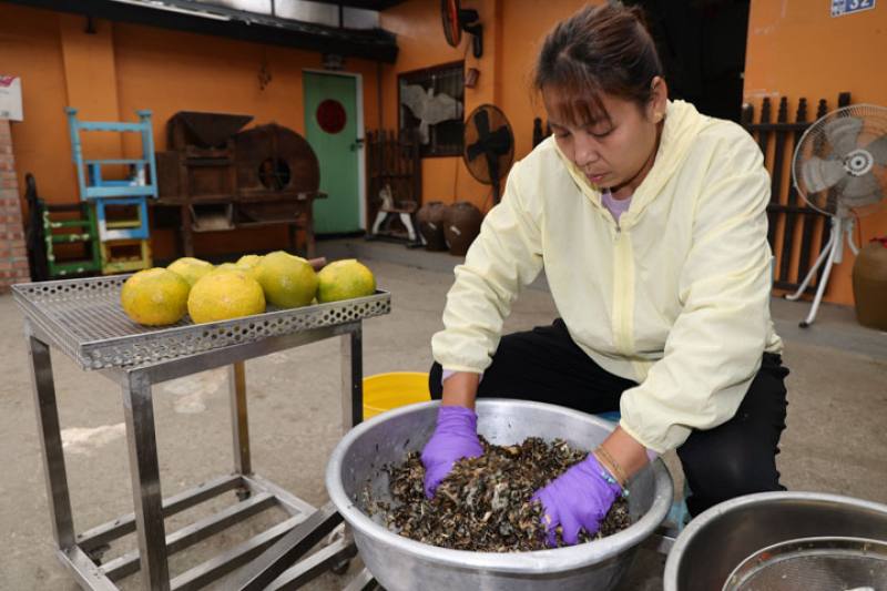 Bitter orange tea contains herbs that are added for their medicinal effects. In days gone by every Hakka family had its own jealously guarded secret recipe.​​