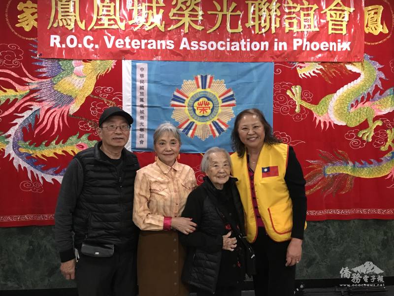 王瑞瑾會長(右一)與榮光會之寶97歲的姜秀蘭(右二)女兒姜維寧(左二)及兒子姜立群(左一)合照