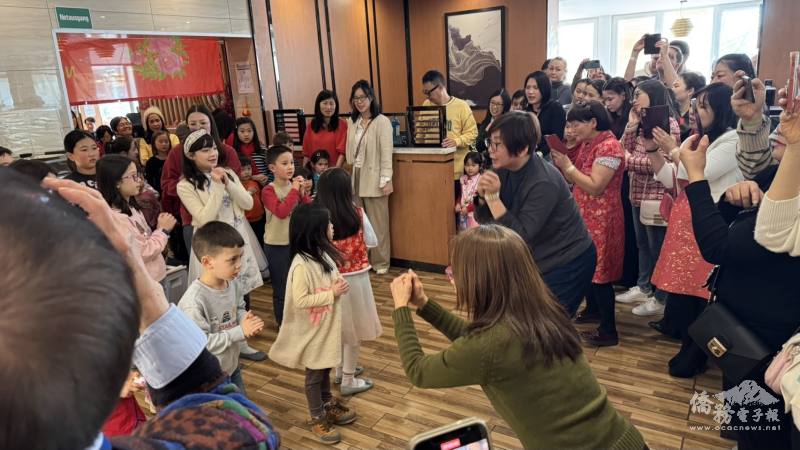 中文學校的學生充滿活力地帶領唱〈恭喜發財〉，傳遞新年喜氣洋溢氣氛