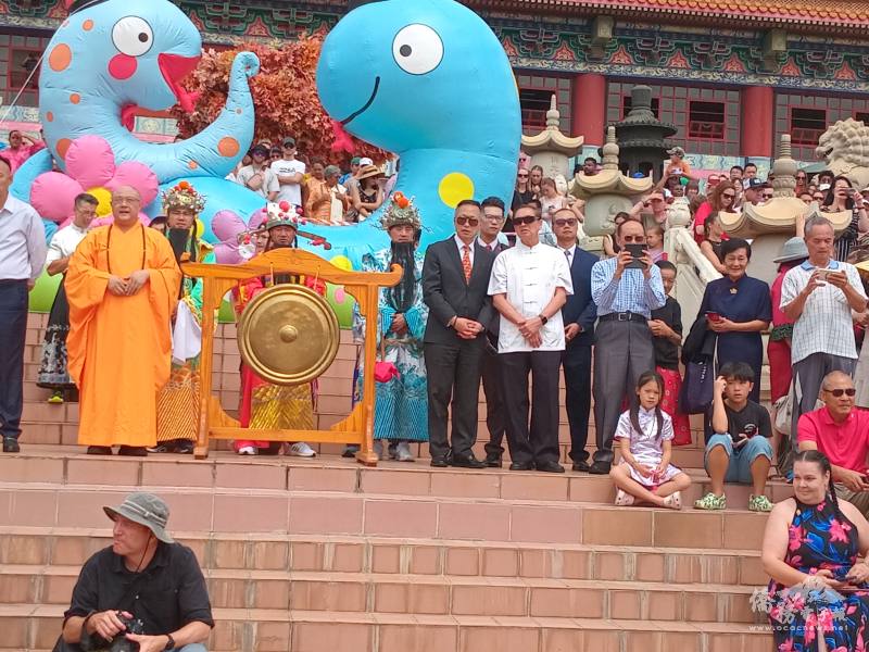 嘉年華會開幕觀禮貴賓，左起：南華寺當家彗行法師、駐南非代表處大使廖文哲、僑務諮詢委員林青嶔、僑務顧問潘國偉、僑務諮詢委員鄭愛寶