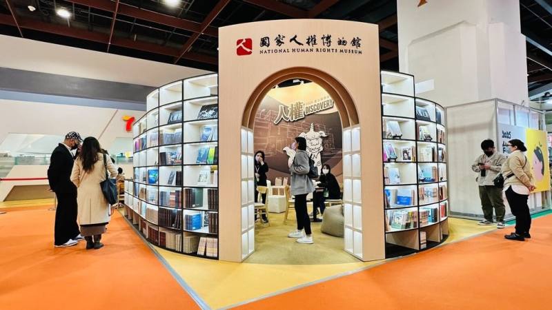 2025台北國際書展4日起在世貿1館登場，國家人權博物館展場以白色恐怖景美紀念園區內的神獸「獬豸」作主視覺，寓含著探索歷史真相的勇氣與希望。（國家人權博物館提供）