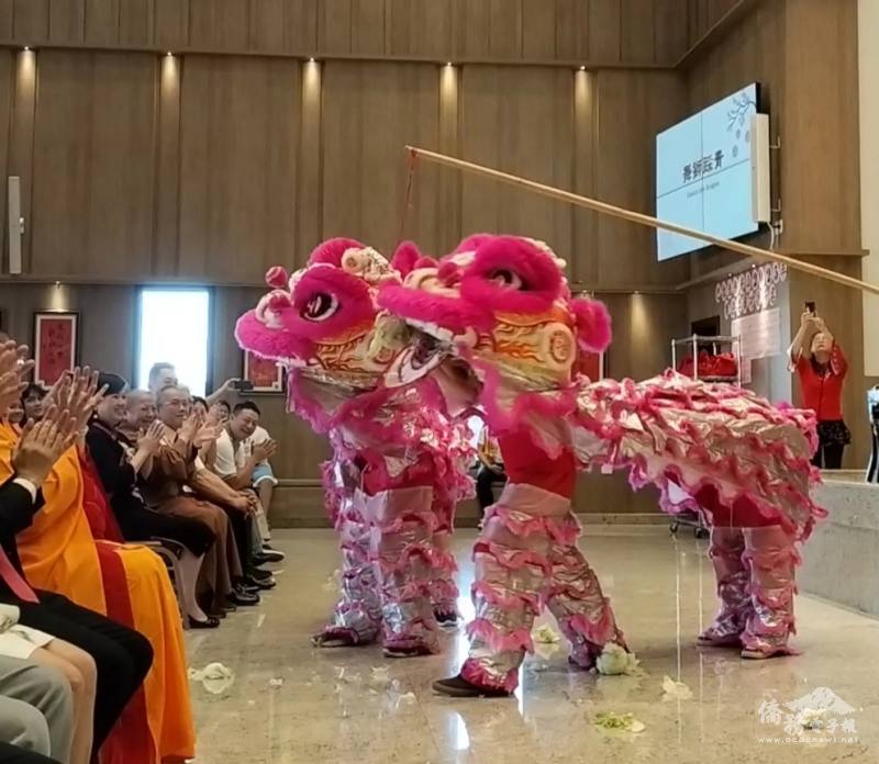 舞獅獻瑞鼓聲震天迎新年