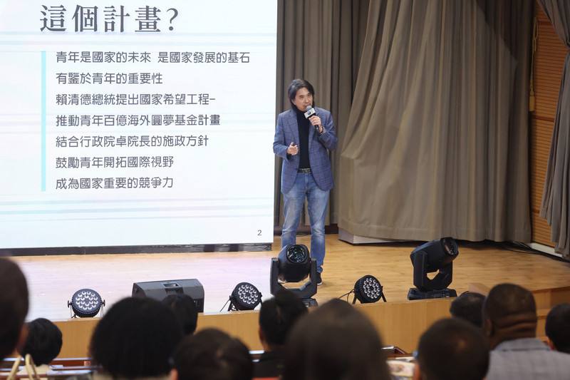 教育部青年發展署1月24日在龍華科技大學舉行「青年百億海外圓夢基金計畫啟動記者會」，教育部次長葉丙成（後中）針對計畫內容進行說明。資料照片 (圖：中央社)