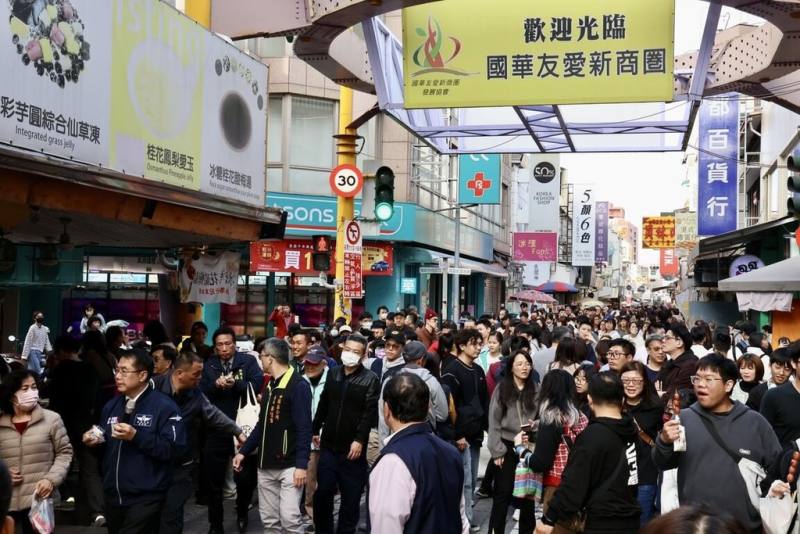 台南市政府觀光旅遊局4日指出，9天春節年假期間，台南商圈和老街吸引大批人潮，旅遊人次逾1000萬。（台南市政府提供）