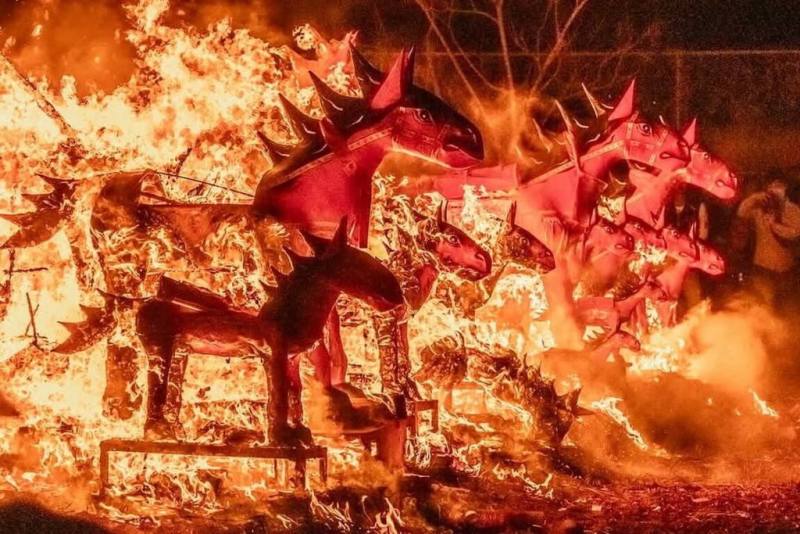 嘉義縣鹿草鄉圓山宮元宵節將舉辦放火馬祭儀（火馬祭），用稻草紮成馬的形狀放火燃燒，讓神之火馬載走瘟疫，得到蒼天大降吉祥、賜福平安。（嚴珮瑜提供）