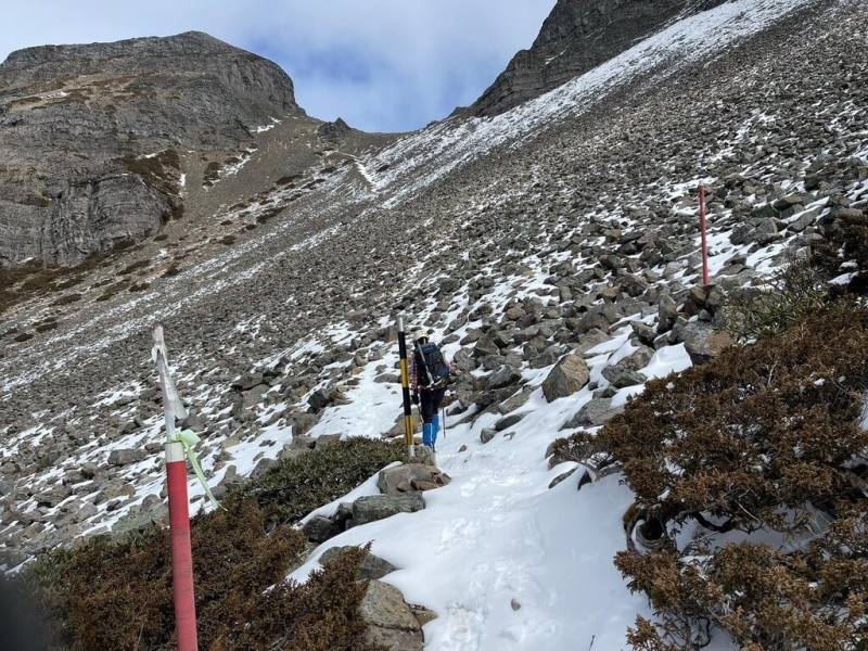 雪季登山易因山徑遭積雪覆蓋或濃霧失去方向感，雪霸國家公園管理處在雪山主峰至北稜角鞍部往翠池方向架設輔助導引樁，讓山友能有明確的路標可依循，減少迷途機率。（雪霸保育志工陳麗君、張婕端提供）