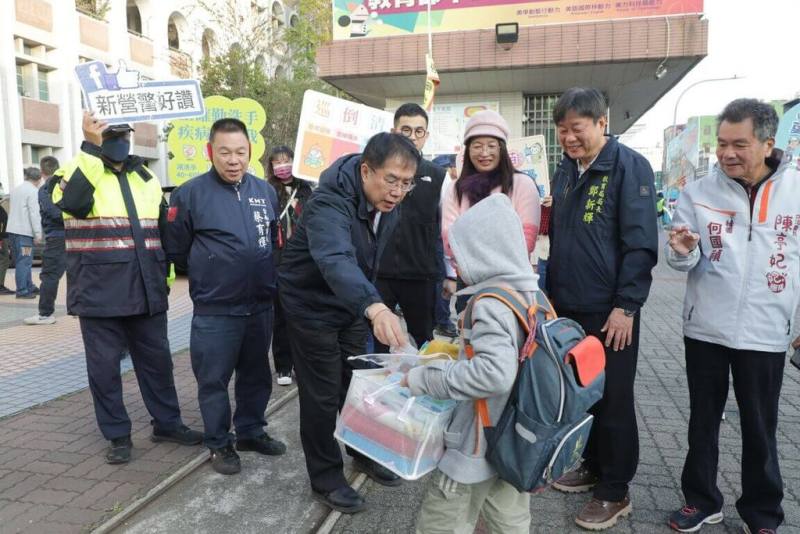 因應114年全國中等學校運動會在台南，台南市國中小學5日提前開學，市長黃偉哲（前左3）上午視察學生返校上課情形，呼籲落實防疫。（台南市政府提供）