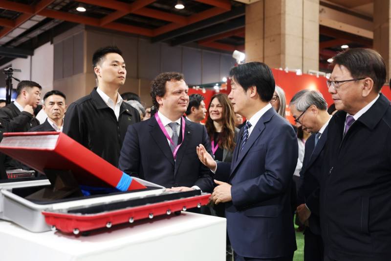 Representative Marco Lombardi of the Italian Economic, Commercial and Cultural Promotion Office in Taipei (3rd from right) and President Lai Ching-te (2nd from right)