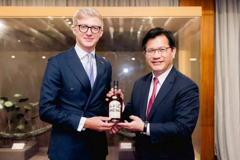 Minister Lin presents a gift of OMAR whisky, produced by the Nantou Distillery, to Chairman Vaga