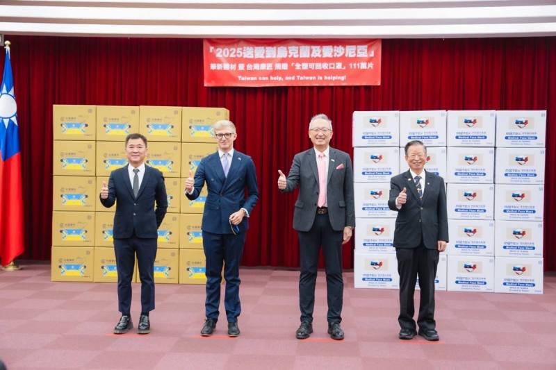 Deputy Minister Wu (second right) witnesses a donation of masks to Ukraine and Estonia by Chairman Cheng (right) and Chairman Chen (left)