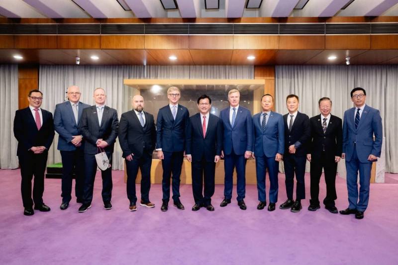 Minister Lin (center) poses for a photo with guests at the luncheon