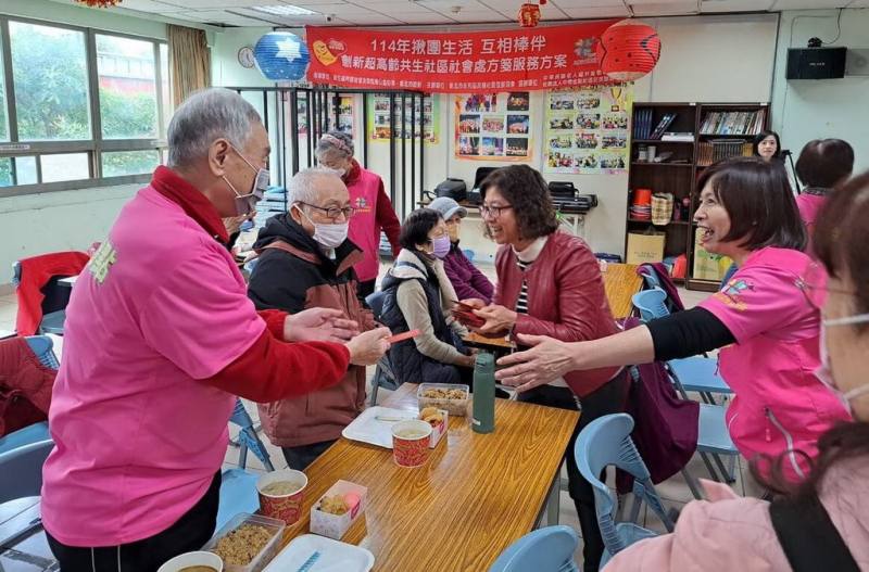 新北市永和區民權社區照顧關懷據點5日舉行新春團拜，據點今年推動超高齡「共生社區社會處方箋」服務，希望能成為初老時尚長者的新天地，打破「照顧者」與「被照顧者」界線。（新北市府社會局提供）