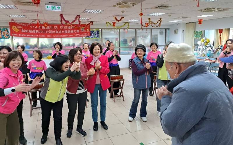 新北市永和區民權社區照顧關懷據點5日舉行新春團拜，據點因應超高齡社會，推行「共生社區」理念，讓每個人都可成為助人者，發展具有人情味，跨年齡、跨族群的互助社區。（新北市府社會局提供）