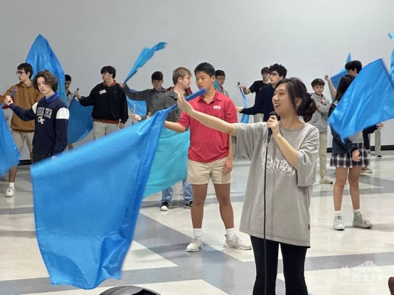 美南地區國際青年親善大使戴曉芸帶領學生展演「旗舞」