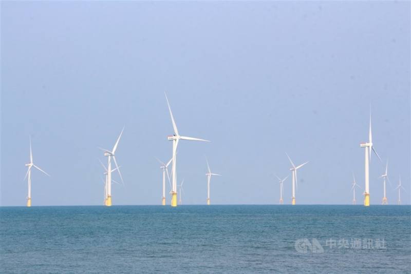 圖為位於苗栗竹南龍鳳漁港外海的台灣首座離岸風電示範風場「海洋風電」。（中央社檔案照片）