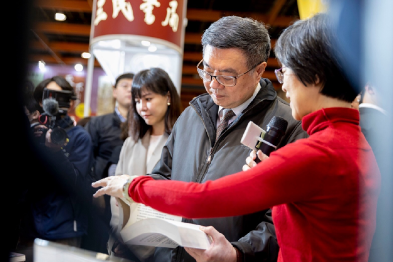 行政院長卓榮泰依序參觀並聽取各展位代表解說，了解國內外出版產業現況與趨勢。