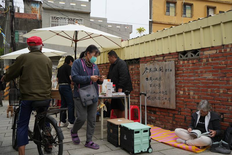 「屏日曬書祭」首度前進屏東縣佳冬鄉，8日在詩人步道登場，遊客不僅能逛書市，也可趁機認識客庄新丁新枝祭儀，感受在地人文風情