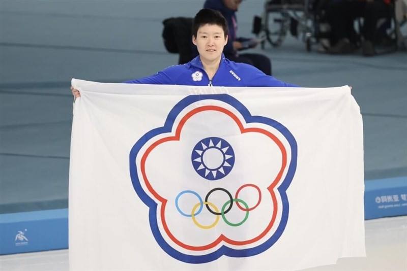 Chen Ying-chu holds the Chinese Taipei Olympic flag on the award podium following her bronze medal win at the 2025 Asian Winter Games in China's Harbin Saturday. Photo courtesy of the Chinese Taipei Olympic Committee