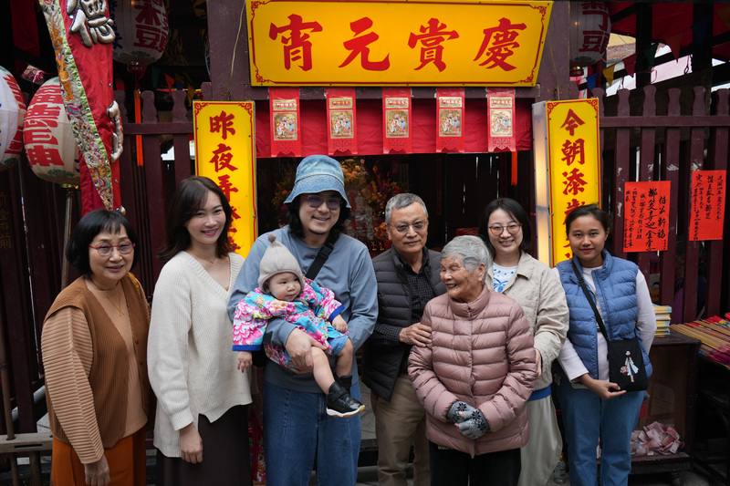 屏東縣佳冬鄉六根村三山國王廟每年舉辦「新丁新枝祭」為新生兒祈福，出身六根村的楊淨（左3）8日特別帶著自己第一個小孩與家人們到福廠參拜祈福