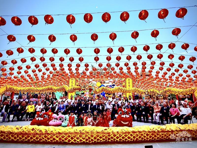 張俊福、代天宮董事長賴南興及文訪團成員與現場貴賓合影