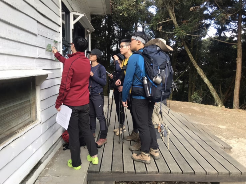 雪霸處人員於七卡山莊查核及宣導違規入園情形