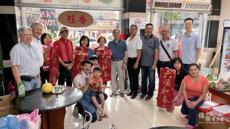 年初十駐東方市總領事館總領事張俊彬(左四)與僑領們走春，拜訪東方市僑臺商