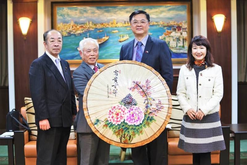 日本岐阜縣美濃市市長武藤鐵弘（左2）10日拜會高雄市政府，副市長羅達生（右2）致贈高雄美濃油紙傘給美濃市長武藤鐵弘、美濃市議長山口育男（左1），盼深化雙邊文化工藝交流合作。（高雄市行國處提供）