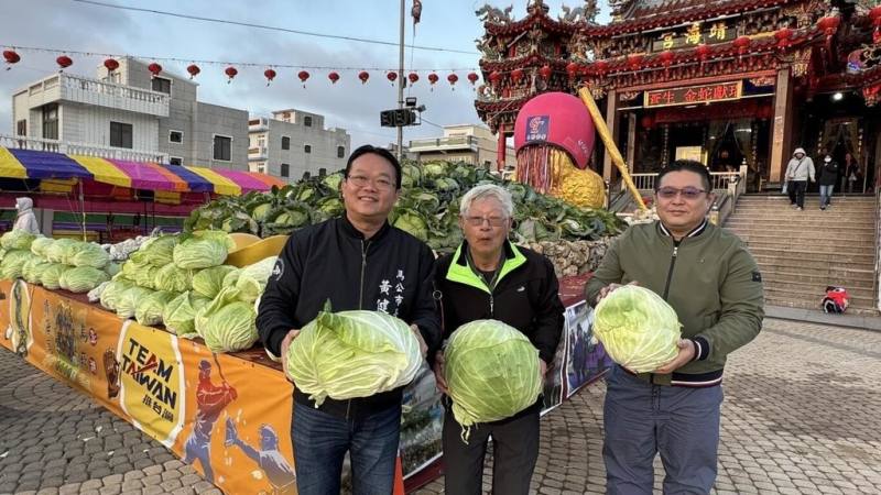 澎湖馬公烏崁靖海宮今年特別創新製作1隻「TEAM TAIWAN菜菜龜」，成為元宵節乞龜文化中的一大亮點。馬公市長黃健忠（左）表示，民國106年起靖海宮就以當地盛產的高麗菜首度製作「高麗菜龜」，今年更進一步將TEAM TAIWAN的棒球國家隊精神，融入乞龜文化。（馬公市公所提供）