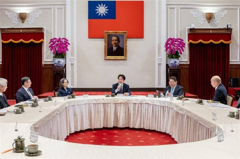 President Lai Ching-te (center) meets with the heads of Taiwan's five government branches on Monday. Photo courtesy of the Presidential Office