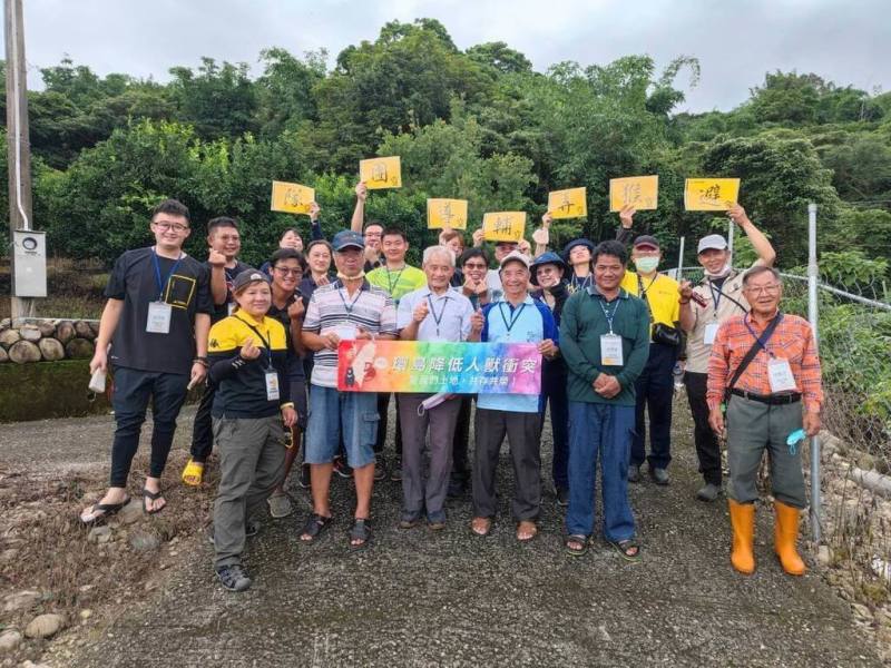 近年台灣獼猴危害造成農損事件頻傳，林業及自然保育署屏東分署規劃2月在高雄、屏東各辦1場獼猴危害複合式防治宣導說明會，提供多元化防治策略與資源。圖為2023年獼猴防治宣導活動。（林業及自然保育署屏東分署提供）