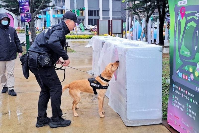 桃園市政府警察局表示，台灣燈會是桃園警犬隊114年首場大型任務，燈會期間每天編排3名領犬員帶領3隻警犬執勤，展現市警局對桃園燈會安全維護的重視與決心。（桃園市警局警犬隊提供）