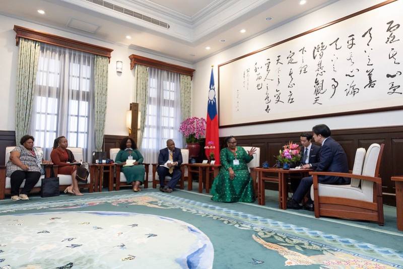 President Lai exchanges views with Deputy Prime Minister Thulisile Dladla.