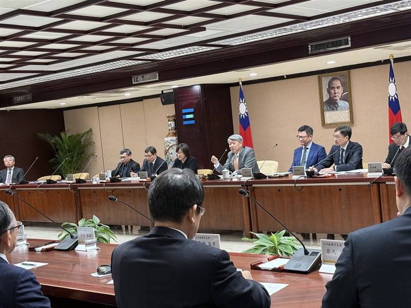 Economics Minister Kuo Jyh-huei meets with a delegation from Japan's Kyushu on Tuesday. Photo courtesy of the MOEA