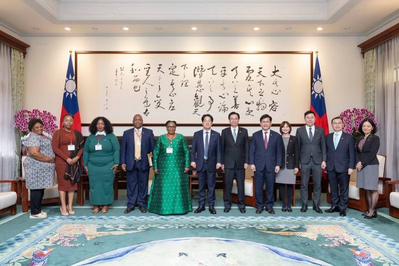 President Lai poses for a photo with Deputy Prime Minister Thulisile Dladla and her delegation.