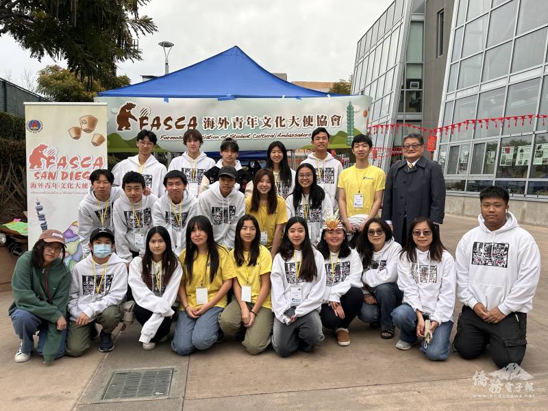 FASCA SD Chapter gathered at the San Diego Chinese Academy to participate in the Lunar New Year Festival (Row 2 Right 1 OCAC Council Member Steve Hsieh, Row 1 Right 1 Asst. Mentor Adam Wang, Right 2 & 3 Consulting Mentor Irene Wang, Marian Liu).