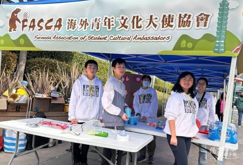 Project leader Kamryn Liu (row 1 right 1) and Conor Sung (row 2 left 1) led members to prepare for the game booth.