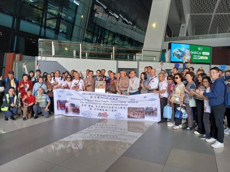 台南市安平開台天后宮、西來庵代表團11日抵達印尼，受到駐印尼代表處組長許偉麟、華航駐雅加達分公司總經理宋道明、機場主任楊景裕等人的歡迎。（駐印尼代表處提供）