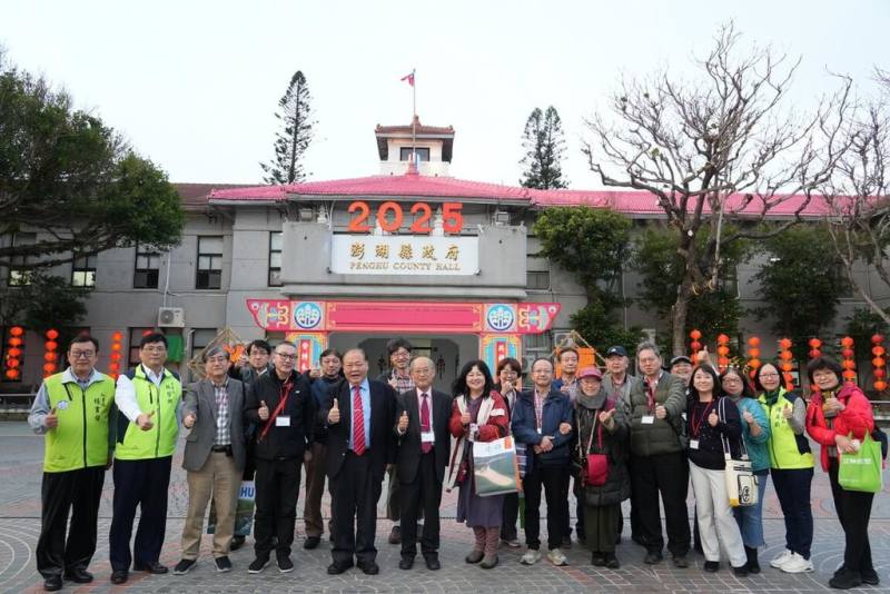 澎湖縣「西乞龜」活動在各地宮廟熱鬧展開，日本一般社團法人台灣世界遺產登錄應援會11日到訪，體驗這項傳承百餘年傳統習俗與信仰。前左5為澎湖縣長陳光復，前左6為台灣世界遺產登錄應援會理事片木裕一。（澎湖縣政府提供）