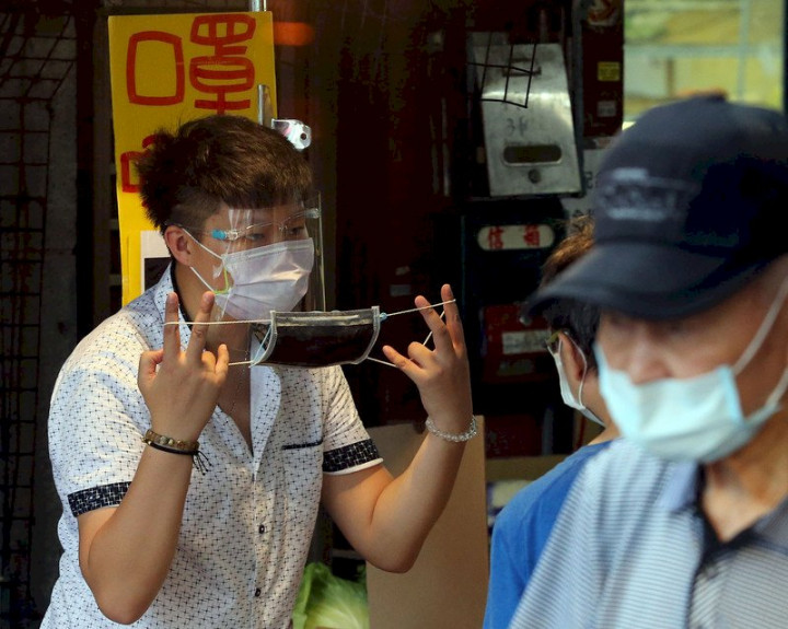 食藥署近日發函食品業者，要求食品、健康食品廣告不得出現「脫下口罩」影片或圖文，違者最重可罰400萬元。