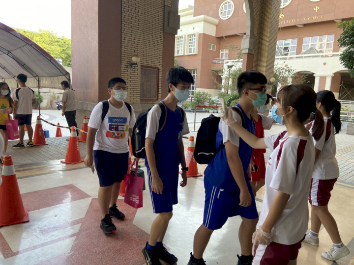 今年國中教育會考在驚險疫情中考完，補考也已結束。