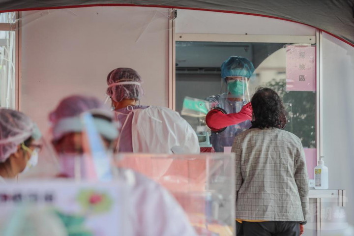 國軍高雄總醫院鳳二衛生所篩檢站作業情形。（軍聞社記者林澤廷攝）