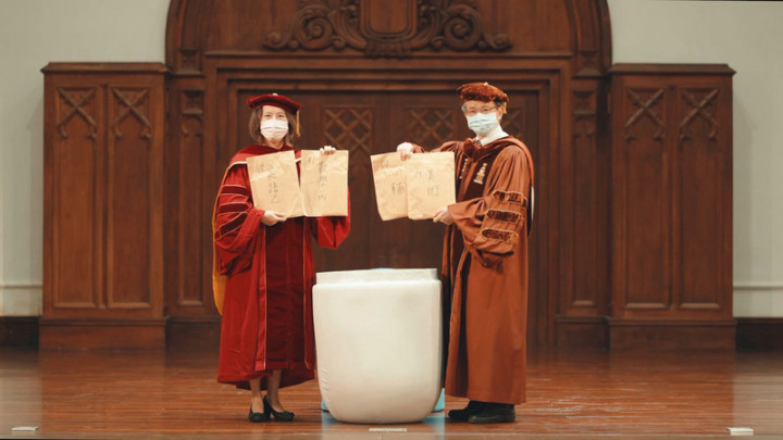 台灣師範大學19日舉辦線上畢業典禮，校長吳正己（右）期許畢業生繼續秉持學習熱忱，在挫折中不要失去勇氣，順遂時也要記得給他人溫暖回饋。現場進行「開啟時光膠囊」儀式。（台師大提供）